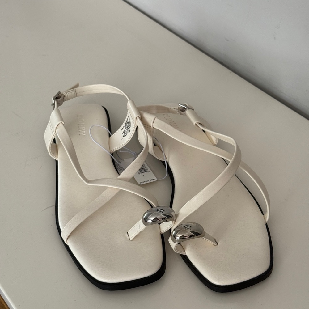 Old Navy Faux Leather Strappy Tor Ring Sandals
